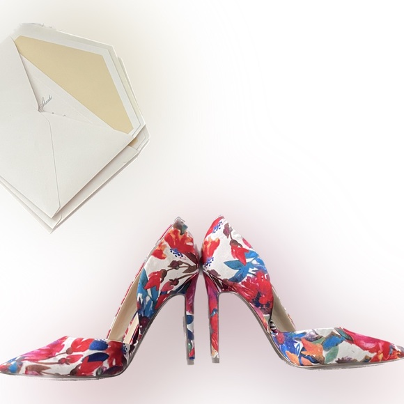 GUESS Pumps - Picture 3 of 4